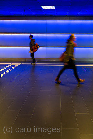 Schweiz, Zuerich - Passanten im Untergrund vom Zuerich Hauptbahnhof