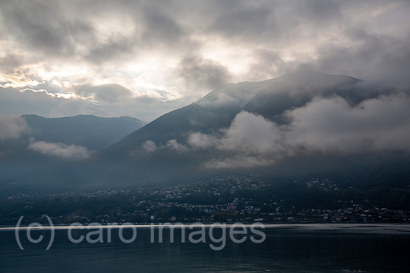 Schweiz, Ascona - Herbstliche Stimmung in der Morgendaemmerung am Lago Maggiore