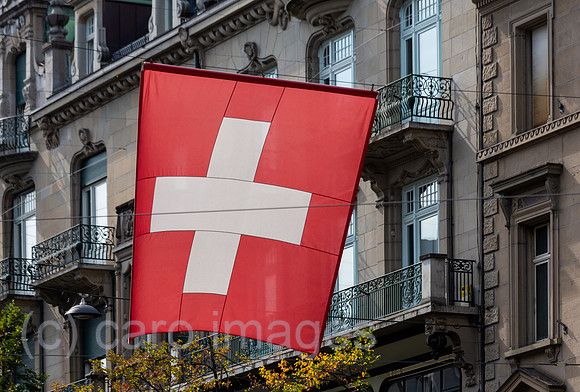 Schweiz, Zuerich - Schweizerische Nationalflagge in der Innenstadt