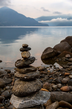 Schweiz, Ascona - Herbstliche Stimmung in der Morgendaemmerung am Lago Maggiore, grosse Kieselsteine uebereinander getuermt