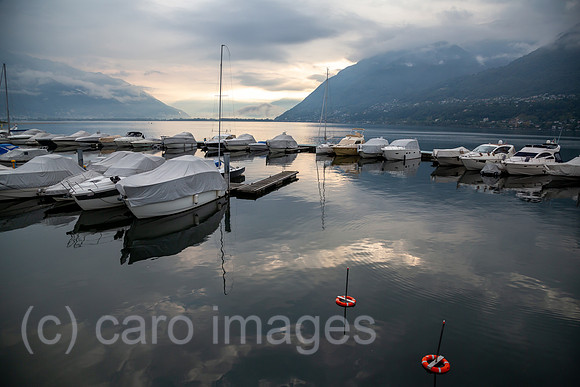 Schweiz, Ascona - Herbstliche Stimmung beim Yachthafen, Morgendaemmerung am Lago Maggiore