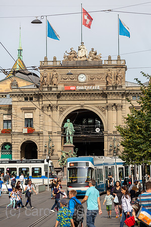 Schweiz, Zuerich - Blick Richtung Bahnhofsplatz mit dem Eíngangsportal von Zuerich Hauptbahnhof
