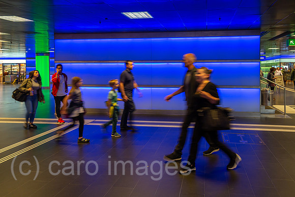 Schweiz, Zuerich - Passanten im Untergrund vom Zuerich Hauptbahnhof