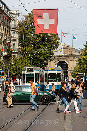 Schweiz, Zuerich - Blick Richtung Bahnhofsplatz mit dem Eíngangsportal von Zuerich Hauptbahnhof