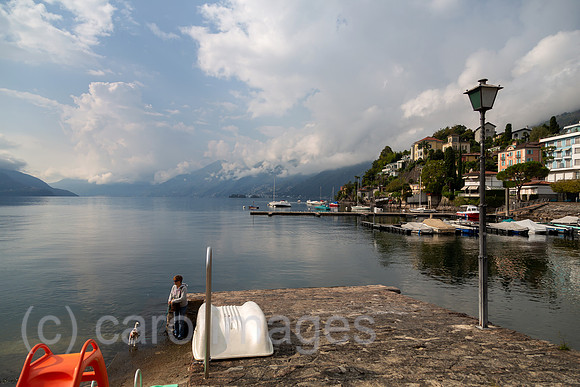 Schweiz, Ascona - Frau mit Hund an der Uferpromenade am Lago Maggiore
