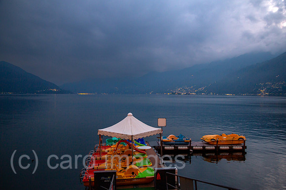 Schweiz, Ascona - Steg mit Tretbooten am Lago Maggiore