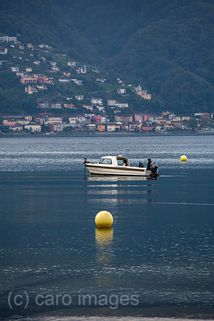 Schweiz, Ascona - Motorboot auf dem Lago Maggiore, herbstliche Stimmung in der Morgendaemmerung