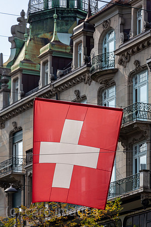 Schweiz, Zuerich - Schweizerische Nationalflagge in der Innenstadt