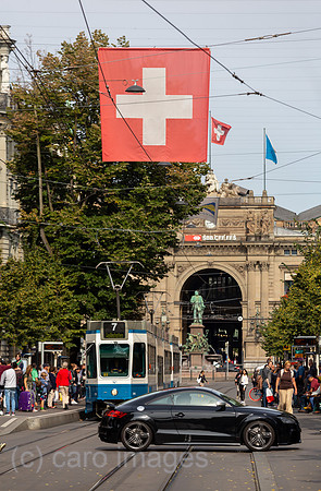 Schweiz, Zuerich - Blick Richtung Bahnhofsplatz mit dem Eíngangsportal von Zuerich Hauptbahnhof