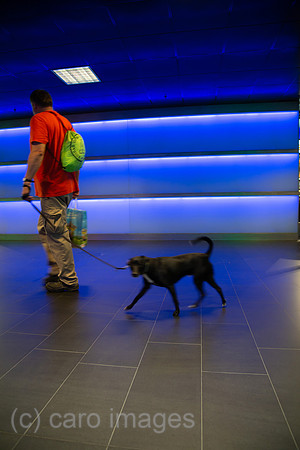 Schweiz, Zuerich - Mann mit Hund im Untergrund vom Zuerich Hauptbahnhof