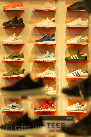Schweiz, Zuerich - Blick durch Schaufenster einer Filiale der Handelskette snipes, Geschaeft fuer Sportschuhe und Streetwear