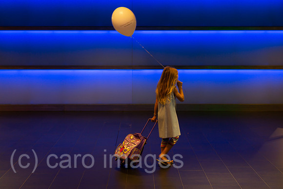 Schweiz, Zuerich - Kind mit Luftballon im Untergrund vom Zuerich Hauptbahnhof