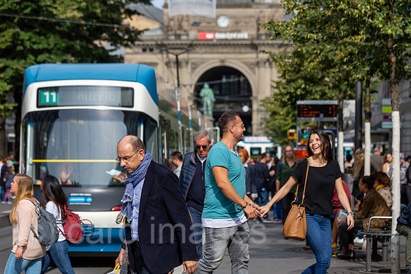Schweiz, Zuerich - Blick Richtung Bahnhofsplatz mit dem Eíngangsportal von Zuerich Hauptbahnhof