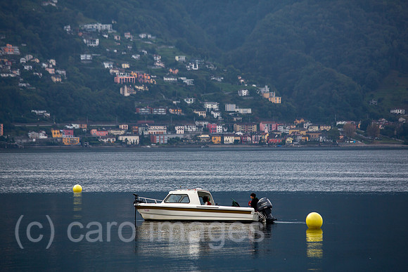 Schweiz, Ascona - Motorboot auf dem Lago Maggiore, herbstliche Stimmung in der Morgendaemmerung