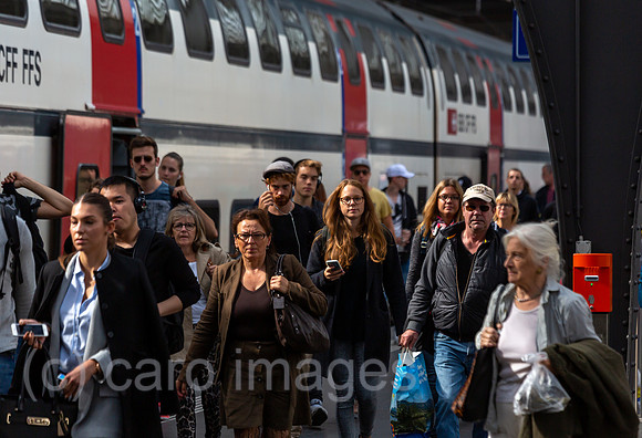 Schweiz, Zuerich - Passagiere verlassen Bahnsteig am Zuerich Hauptbahnhof