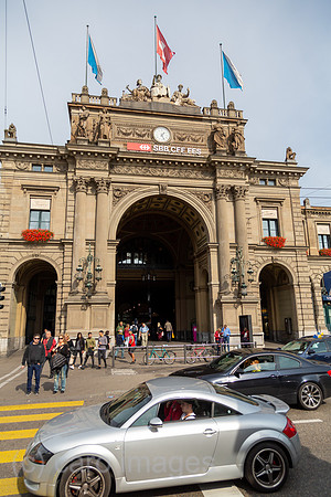Schweiz, Zuerich - Verkehr vor dem Eíngangsportal Zuerich Hauptbahnhof