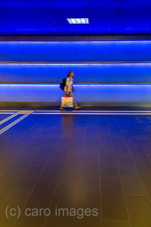 Schweiz, Zuerich - Reisende im Untergrund vom Zuerich Hauptbahnhof