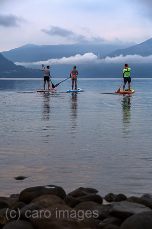 Schweiz, Ascona - Standup-Paddler am Lago Maggiore in der Morgendaemmerung