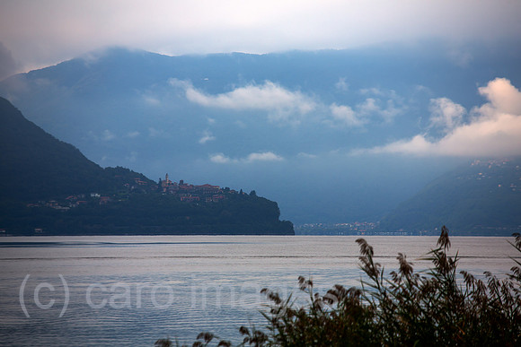 Schweiz, Ascona - Herbstliche Stimmung in der Morgendaemmerung am Lago Maggiore