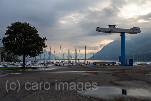 Schweiz, Ascona - Herbstliche Stimmung beim Yachthafen, Morgendaemmerung am Lago Maggiore