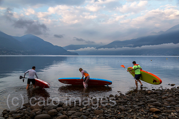 Schweiz, Ascona - Standup-Paddler am Lago Maggiore in der Morgendaemmerung