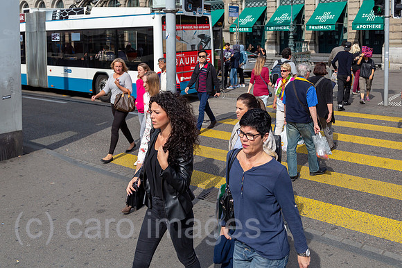 Schweiz, Zuerich - Fussgaenger vor dem Zuerich Hauptbahnhof