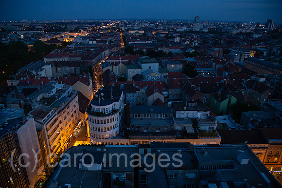 Kroatien, Zagreb - Uebersicht auf Teil des Stadtzentrums in der Abenddaemmerung