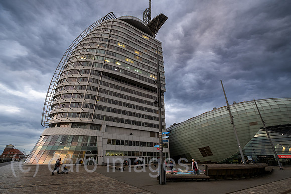Deutschland, Bremerhaven - ATLANTIC Hotel Sail City an der Muendug des Flusses Weser mit einer maritimen Formgebung, rechts Klimahaus Bremerhaven