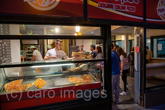 Kroatien, Zagreb - Imbiss mit Pizza in der Innenstadt