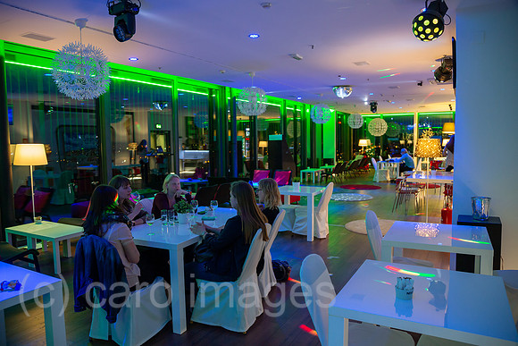 Kroatien, Zagreb - Hippes Cafe im Inneren des Aussichtspunkts Zagreb Eye, auch Zagreb 360° observation deck, frequentiert von Touristen und Einheimischen