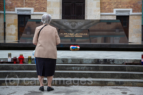 Kroatien, Zagreb - multikonfessioneller Zentralfriedhof Mirogoj, angelegt 1876 (k.u.k.-Monarchie) -1929, alte Frau am Grab von Franjo Tudjman, erster kroatischer Praesident (1992-97)