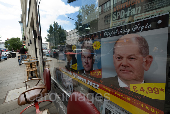 Deutschland, Hamburg - Schaufenster eines Frisoersalons in Hamburg-Altona mit Fotos von Kanzler Scholz, der ua. Hamburger Buergermeister war