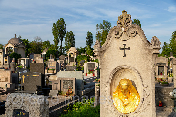 Kroatien, Zagreb - multikonfessioneller Zentralfriedhof Mirogoj, angelegt 1876 (k.u.k.-Monarchie) -1929, Graeber kroatischer buergerlichen Familien aus der k.u.k.-Zeit als auch neuere