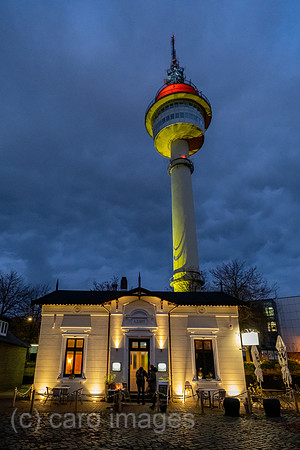 Deutschland, Bremerhaven - Eingang zu Restaurant in Hafennaehe, dahinter der Richtfunkturm (Radarturm)