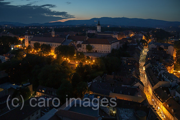 Kroatien, Zagreb - Uebersicht auf Teil des Stadtzentrums in der Abenddaemmerung