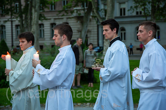 Kroatien, Zagreb - Messdiener der kroatischen Katholischen Kirche begehen Fronleichnam