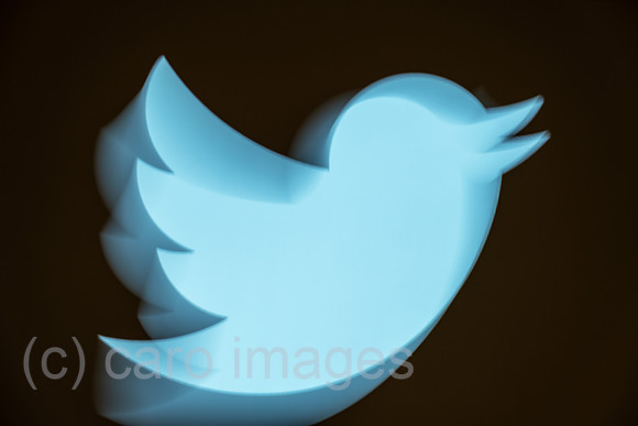 Deutschland, Bremen - Der blaue Vogel, das twitter-Logo auf einem Bildschirm, dynamisch verfremdet