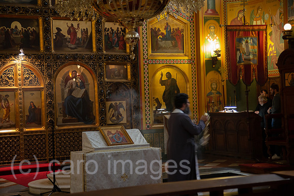 Kroatien, Zagreb - Pope mit Weihrauch, serbisch-orthodoxer Gottesdienst