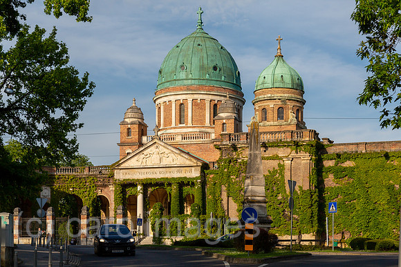 Kroatien, Zagreb - multikonfessioneller Zentralfriedhof Mirogoj, angelegt 1876 (k.u.k.-Monarchie) -1929, Kirche Christkoenig am Eingang des Friedhofs