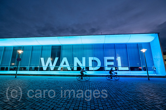 Deutschland, Bremerhaven - Lichterinstallation FRAME mit dem Wort Wandel am Deutschen Schifffahrtsmuseum (DSM)