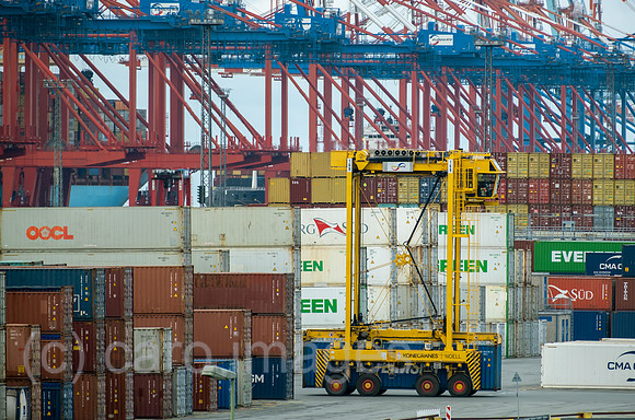 Deutschland, Bremerhaven - Containerbruecke im Container-Terminal Bremerhaven