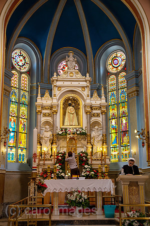 Kroatien, Marija Bistrica - Der bekannte katholische Marienwallfahrtsort Marija Bistrica, Kirche der Heiligen Jungfrau Maria, Altar mit der Schwarzen Madonna, Nonne und Putzfrau machen sauber