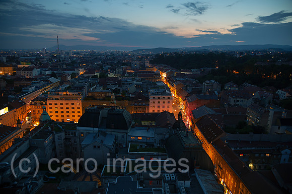 Kroatien, Zagreb - Uebersicht auf Teil des Stadtzentrums in der Abenddaemmerung