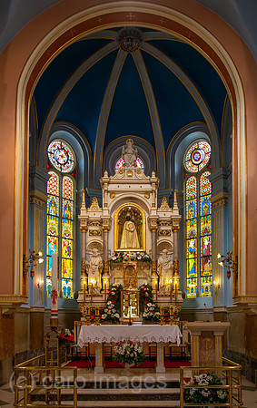 Kroatien, Marija Bistrica - Der bekannte katholische Marienwallfahrtsort Marija Bistrica, Kirche der Heiligen Jungfrau Maria, Altar mit der Schwarzen Madonna