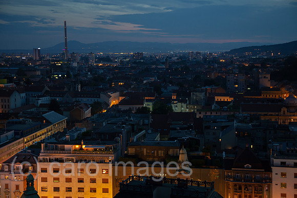 Kroatien, Zagreb - Uebersicht auf Teil des Stadtzentrums in der Abenddaemmerung mit Schornstein eines Kraftwerks