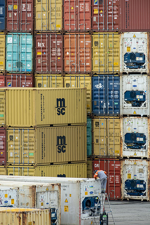 Deutschland, Bremerhaven - Container-Terminal Bremerhaven, Arbeiter schweisst an einem Container