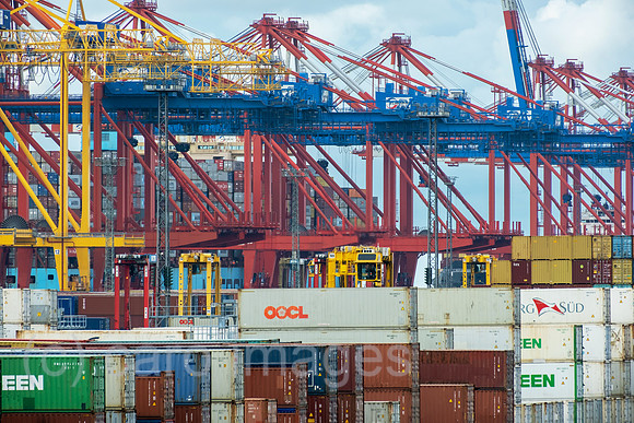 Deutschland, Bremerhaven - Containerbruecken im Container-Terminal Bremerhaven