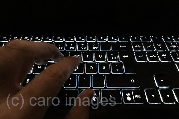Deutschland, Bremen - Hand auf einer Computertastatur