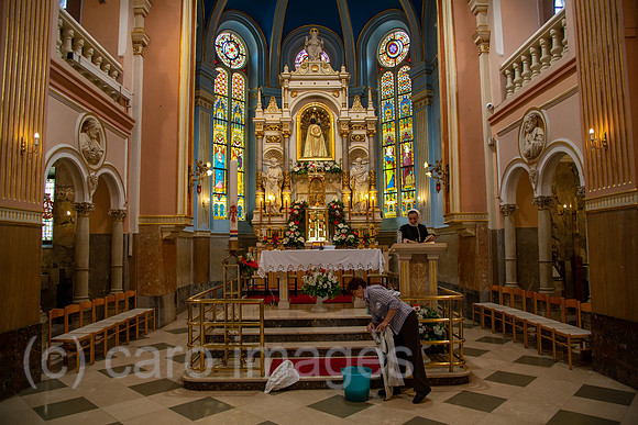 Kroatien, Marija Bistrica - Der bekannte katholische Marienwallfahrtsort Marija Bistrica, Kirche der Heiligen Jungfrau Maria, Altar mit der Schwarzen Madonna, Nonne und Putzfrau machen sauber