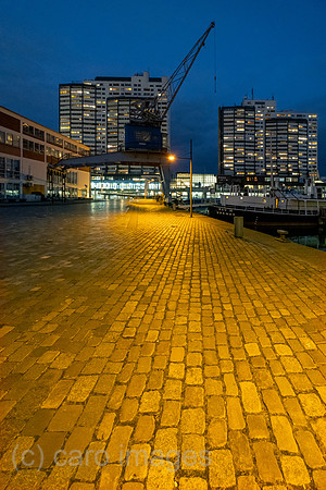 Deutschland, Bremerhaven - ausrangierter Hafenkran am Hafenbecken, touristisch erschlossener Teil des Hafens bei der Innenstadt